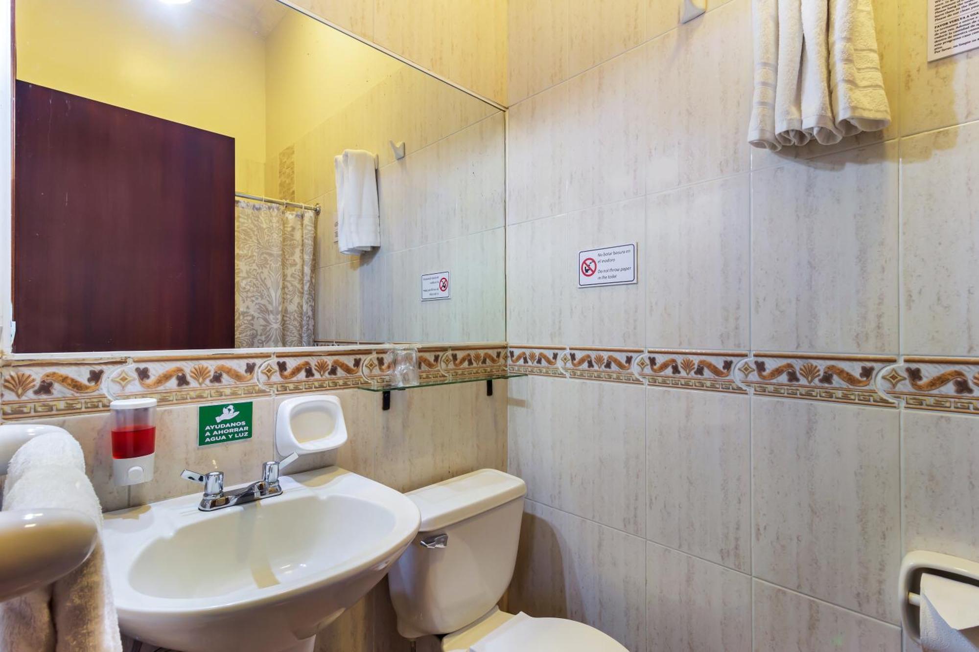 Hotel La Cartuja Quito Bagian luar foto
